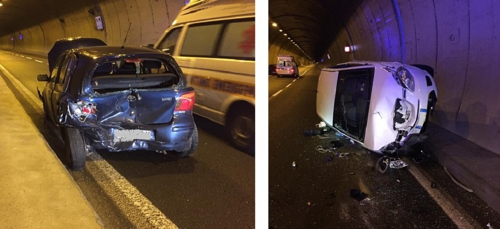 Incidente in galleria, dopo il tamponamento un'auto finisce su un fianco